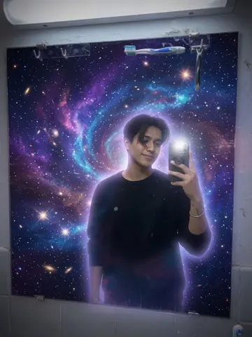 Exempel på Galaxhjärna: Bakgrunden byts ut mot en virvlande lila och blå galax full av stjärnor, med en mjukt glödande aura runt personen.