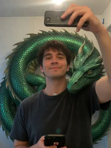 Exempel på Drake som husdjur: Personen har en enorm grön drake med realistiska fjäll hopkrullad bakom sig, och draken vilar lugnt huvudet bredvid personens axel.
